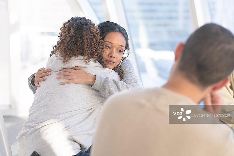 团体治疗中的拥抱图片素材