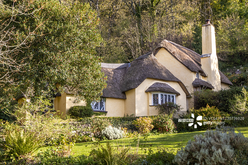 英国萨默塞特郡塞尔沃西村小屋的晨光图片素材