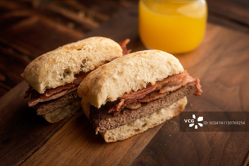 培根汉堡切块图片素材