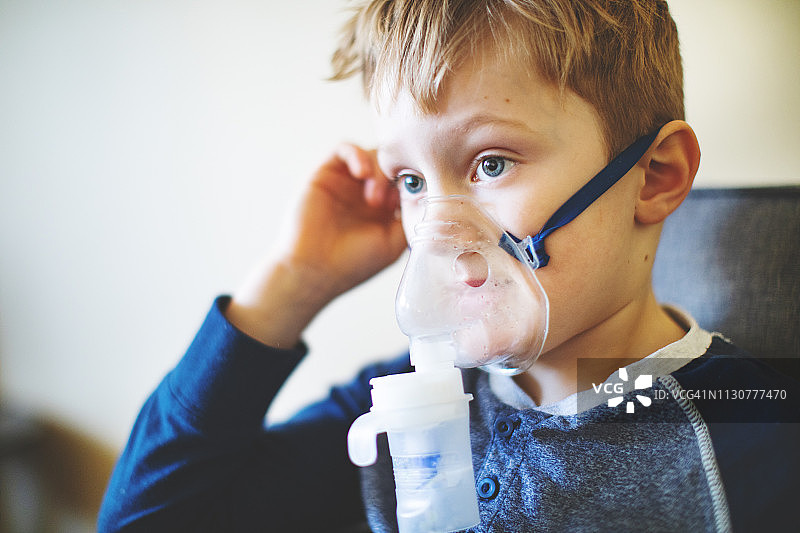 在家使用哮喘吸入器的儿童图片素材