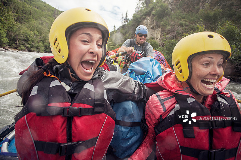 惊险刺激的白水漂流图片素材