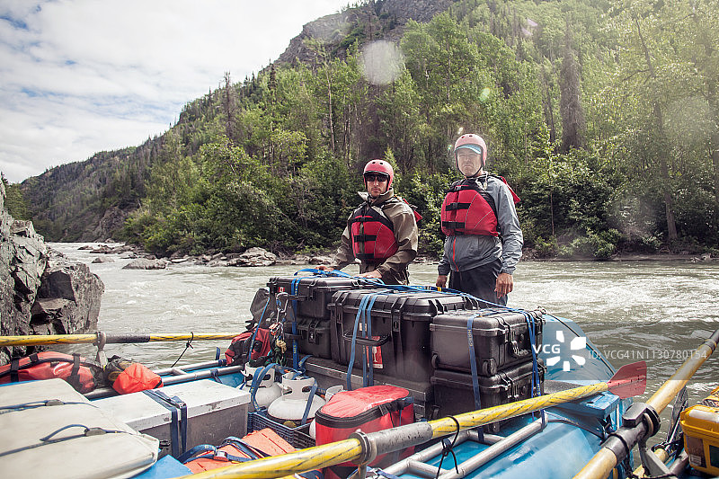 两个人在一条船上图片素材
