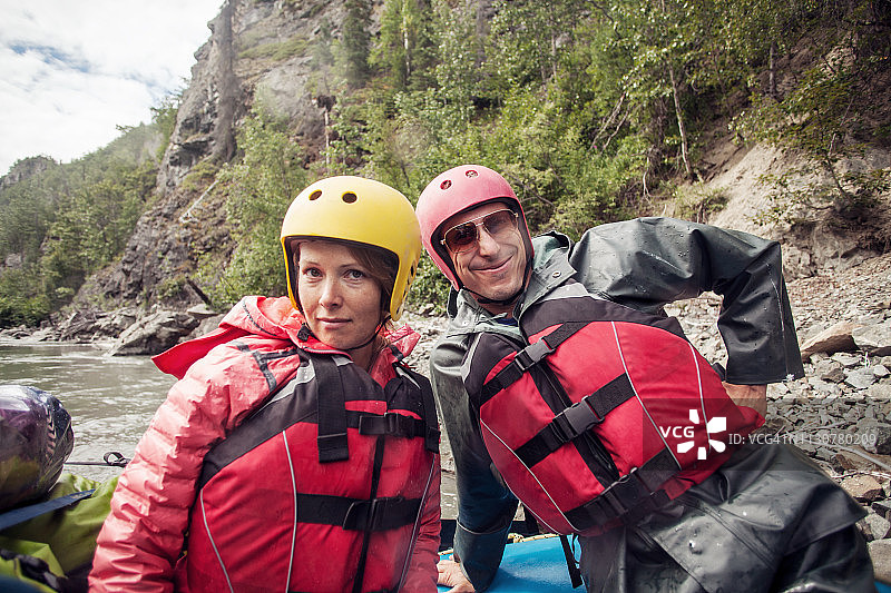 在河边嬉戏图片素材