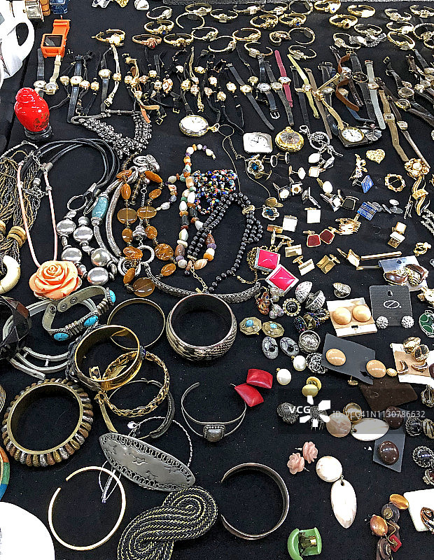 市场摊位上的手链和项链图片素材