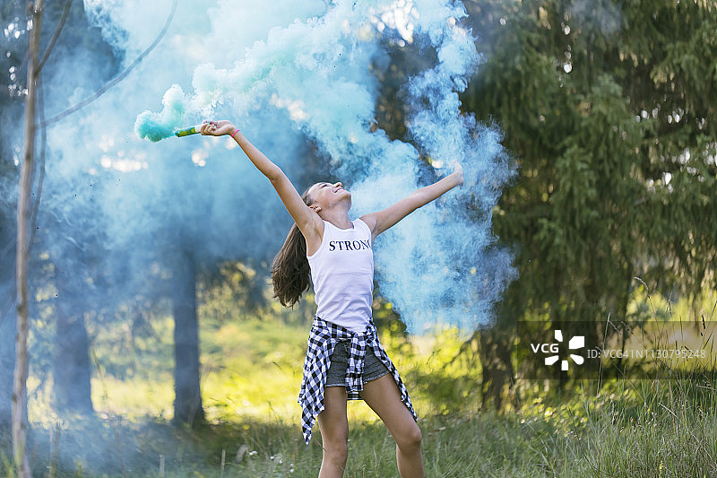 蓝色烟雾中的女孩图片素材