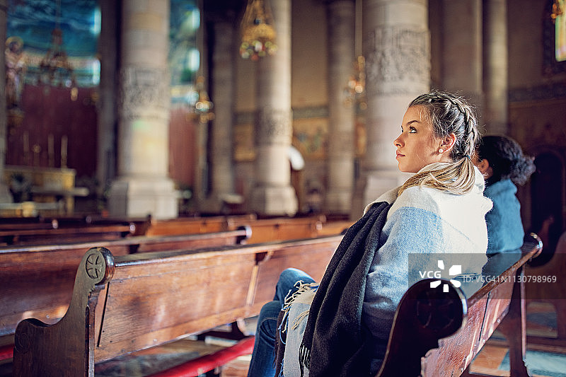 年轻的基督教女孩们在教堂里祈祷图片素材