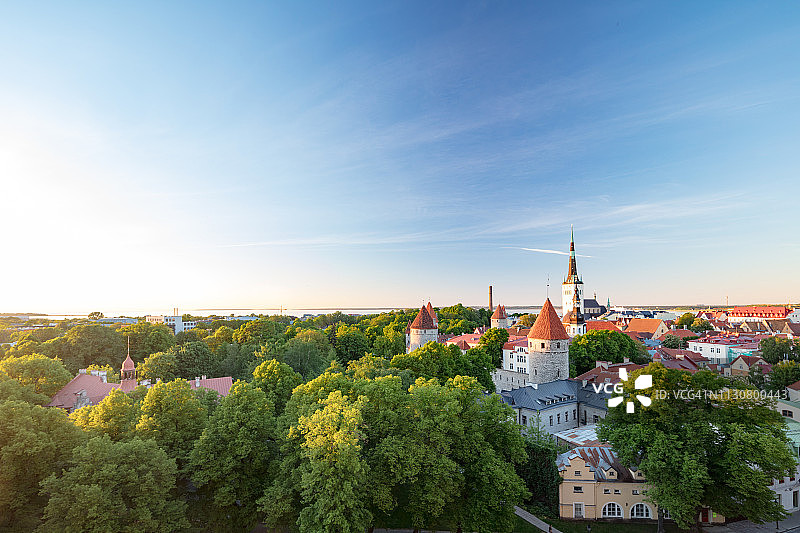 爱沙尼亚塔林老城和圣奥拉夫教堂图片素材