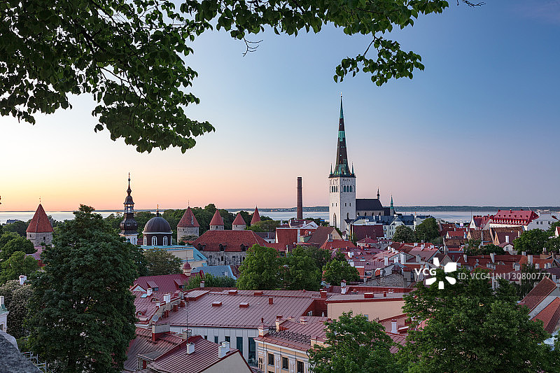 爱沙尼亚塔林老城和圣奥拉夫教堂图片素材