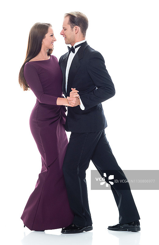 身着正装共舞的美丽情侣图片素材