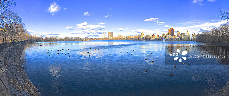 纽约中央公园水库堤岸的弧线图片素材