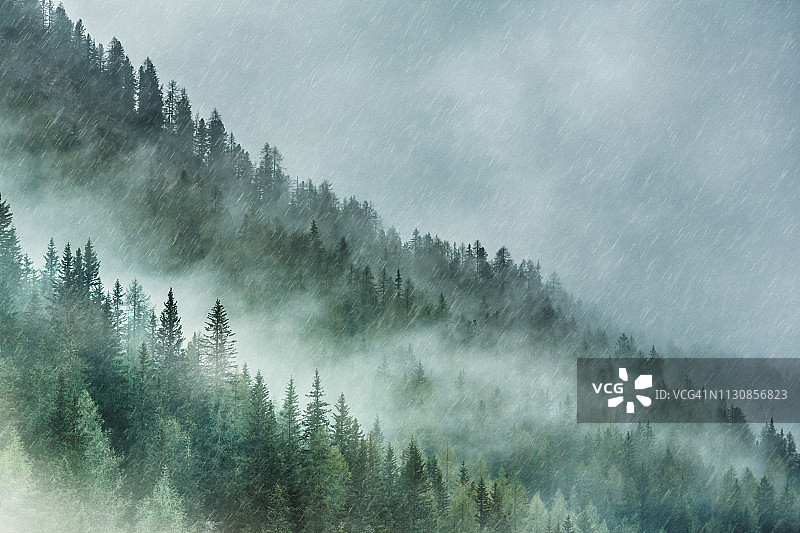 山中雨天图片素材