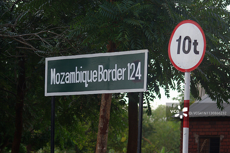 非洲坦桑尼亚莫桑比克边境路标图片素材