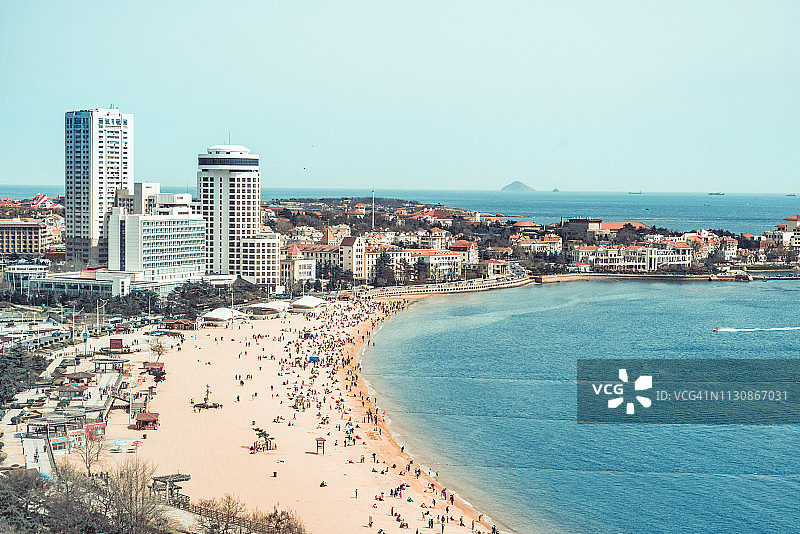 夏季青岛海滩游客航拍景色图片素材