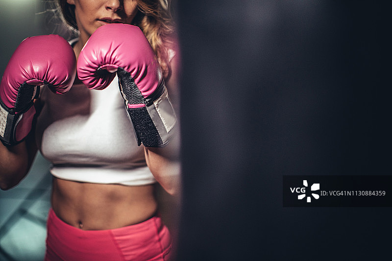 戴着粉色手套的年轻女拳击手图片素材