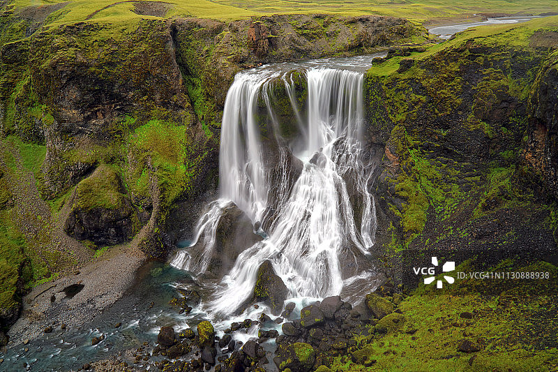 冰岛偏远高地上的壮观瀑布图片素材
