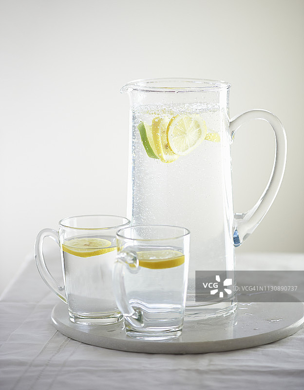 两只玻璃杯和一壶鲜柠檬和青柠水图片素材