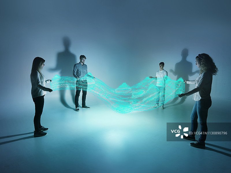 年轻人拿着光毯图片素材