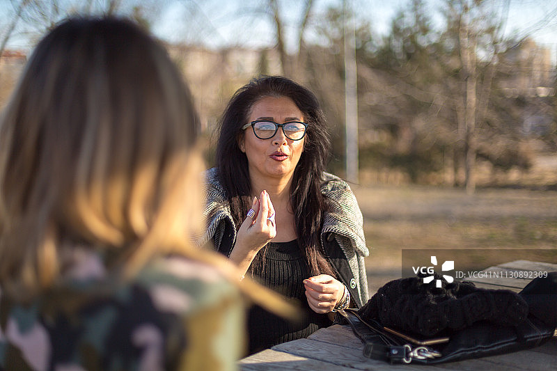 两位女人用手语交谈图片素材