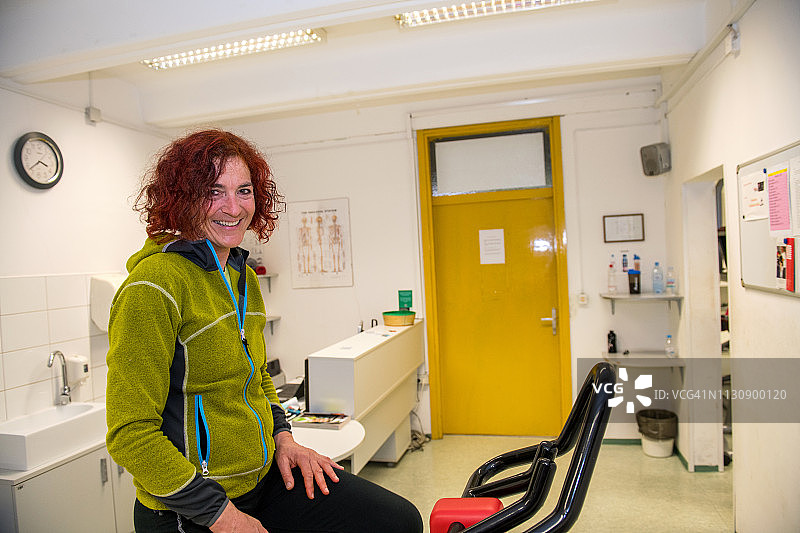 在欧洲健身房锻炼的年长红发女人图片素材