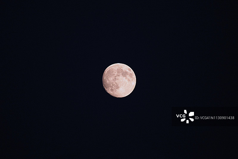 美丽的满月，柔和的黄色和可见的陨石坑。月光蚀。图片素材