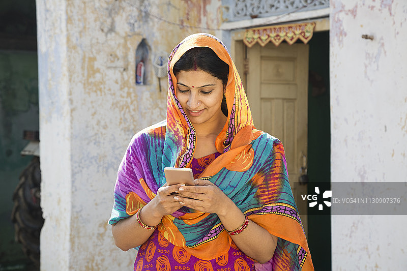 印度莎丽女子在乡村的人像照片图片素材