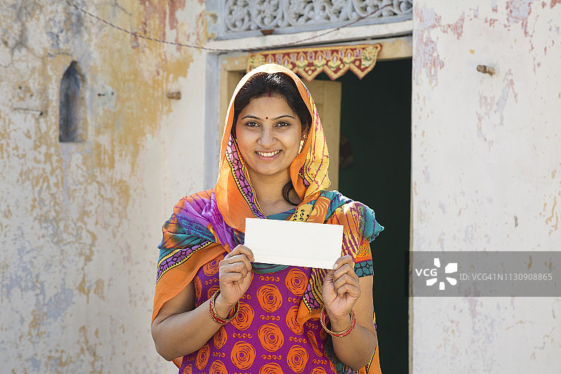 印度莎丽女子在乡村的人像照片图片素材