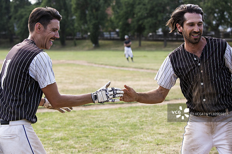 棒球运动员赛后握手庆祝图片素材