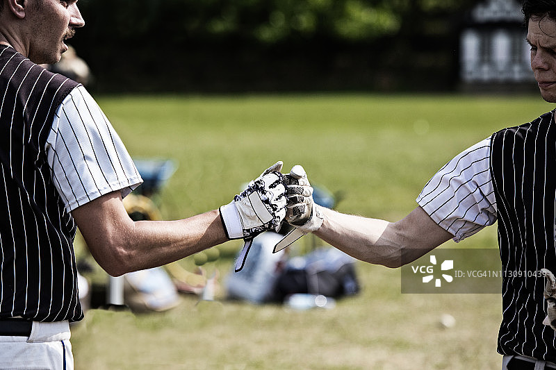 棒球运动员之间的碰拳图片素材