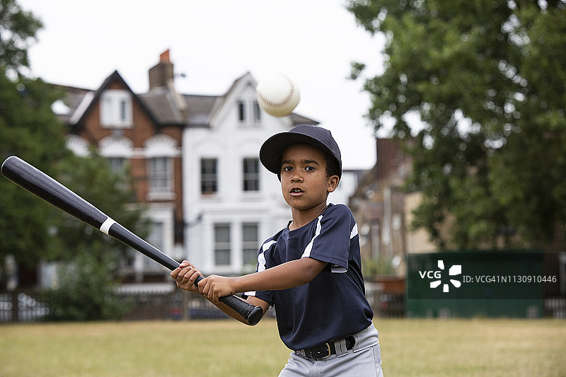 准备击球的男孩图片素材