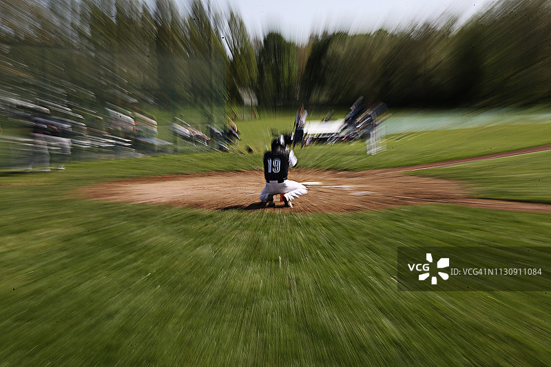 本垒的棒球运动员，变焦模糊图片素材