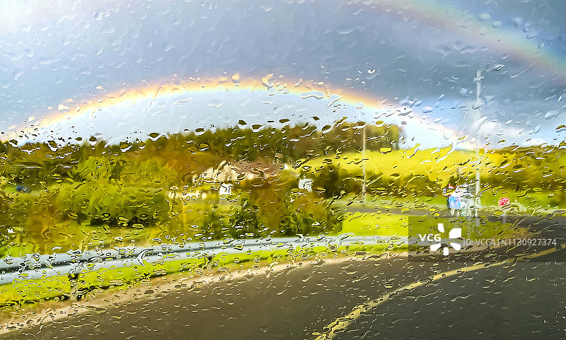 雨中车窗景色，爱尔兰风景与双彩虹图片素材
