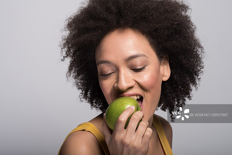 女孩咬一口苹果图片素材