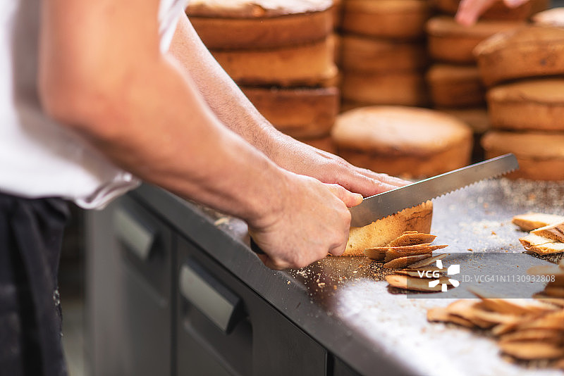 面包师在面包店切面包图片素材