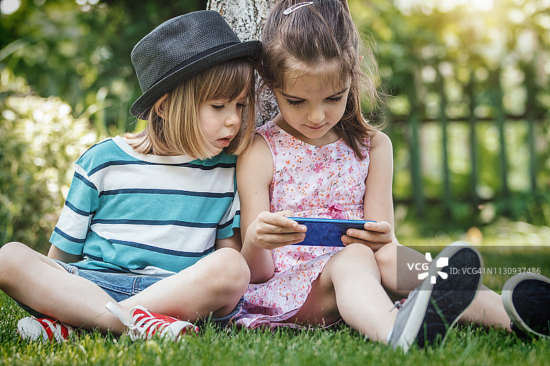 孩子们玩智能手机，儿童，手机图片素材