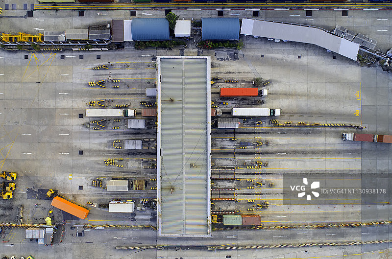港口拥堵的集装箱堆场，船舶正在进行国际港口的装卸作业（无人机拍摄）图片素材