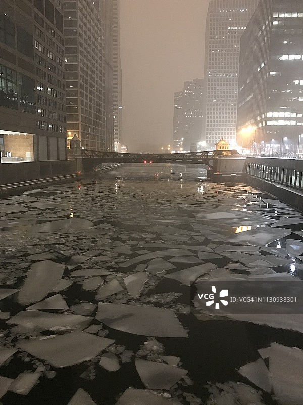 夜间冰封的芝加哥河图片素材