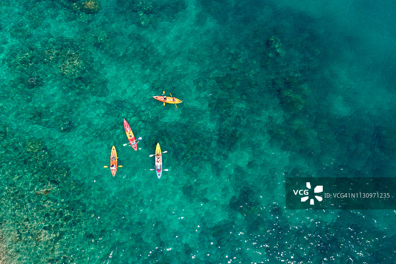 泰国普吉岛海滩皮划艇旅行者航拍图片素材