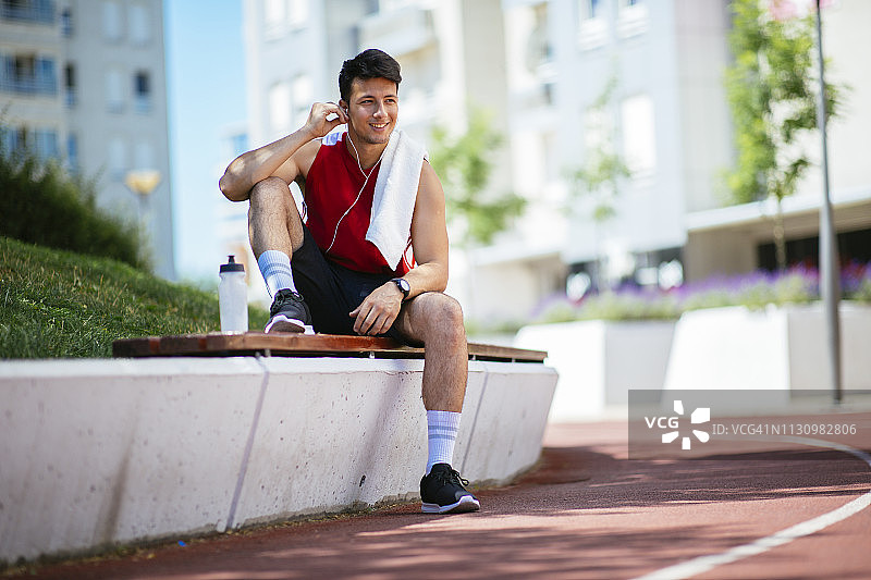训练后听音乐休息的运动员图片素材