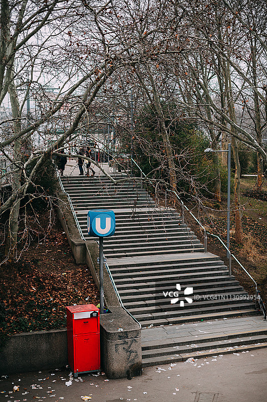 维也纳卡尔广场附近楼梯和U型标志图片素材