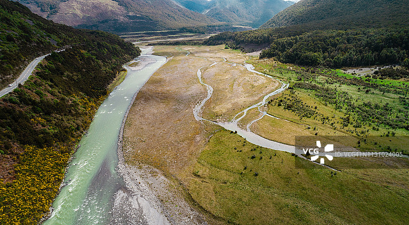 河边公路图片素材