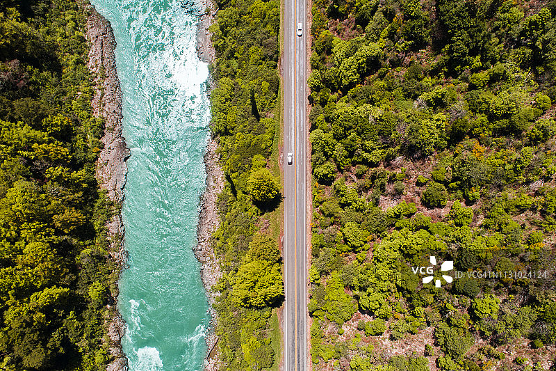 河流、道路和森林图片素材