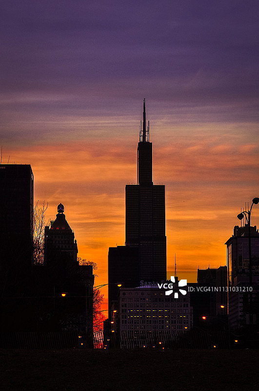 芝加哥黄昏时的威利斯大厦图片素材