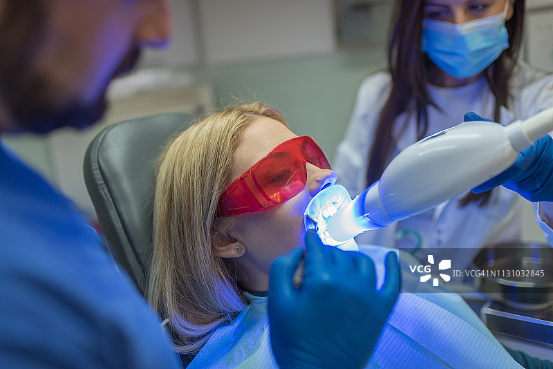 女人进行激光牙齿美白图片素材