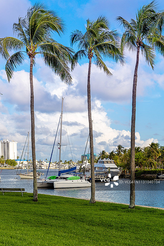 劳德代尔堡运河的日落，美国佛罗里达州拉斯奥拉斯大道的豪华游艇图片素材
