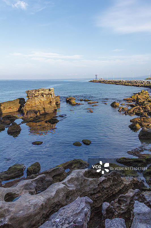 富国岛迷人的旅游景点：通往大海的美丽堤岸图片素材