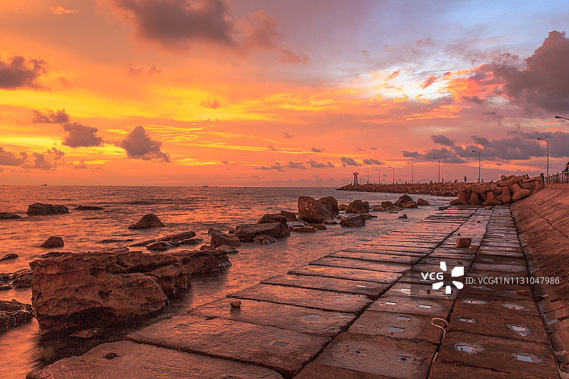 富国岛日落时分的堤岸云彩美景图片素材
