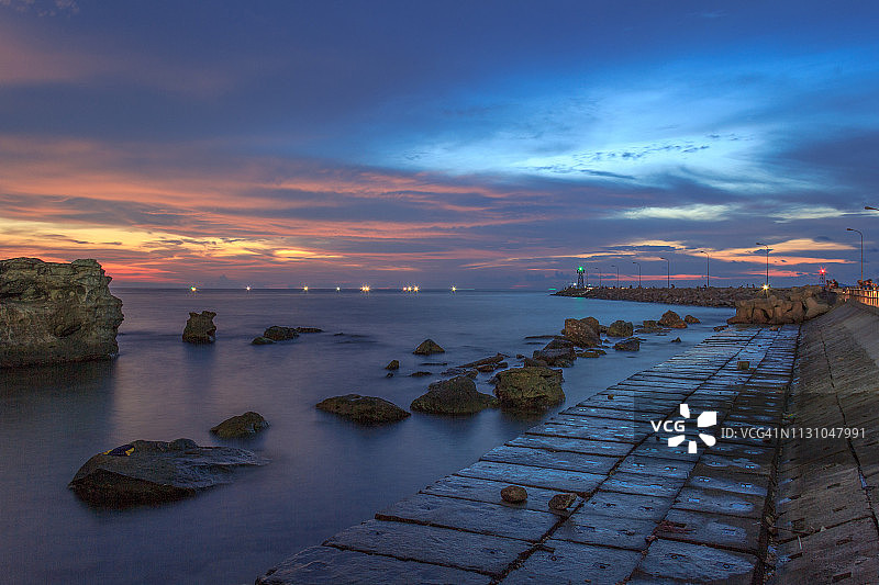 富国岛日落时分的堤岸云彩美景图片素材
