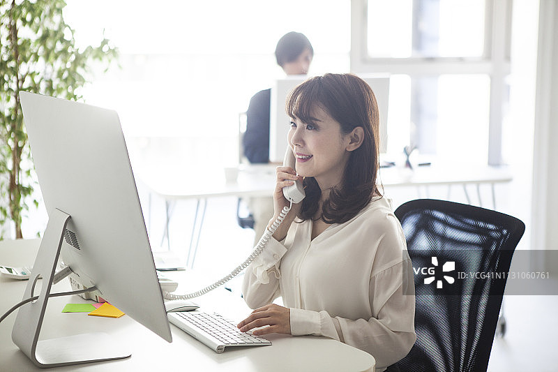 女经理与客户通电话图片素材