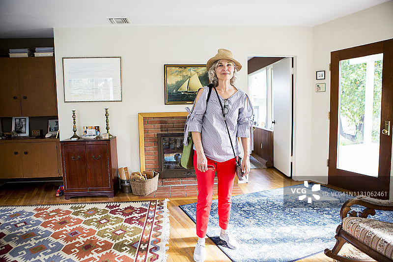 穿着时尚的中年妇女图片素材