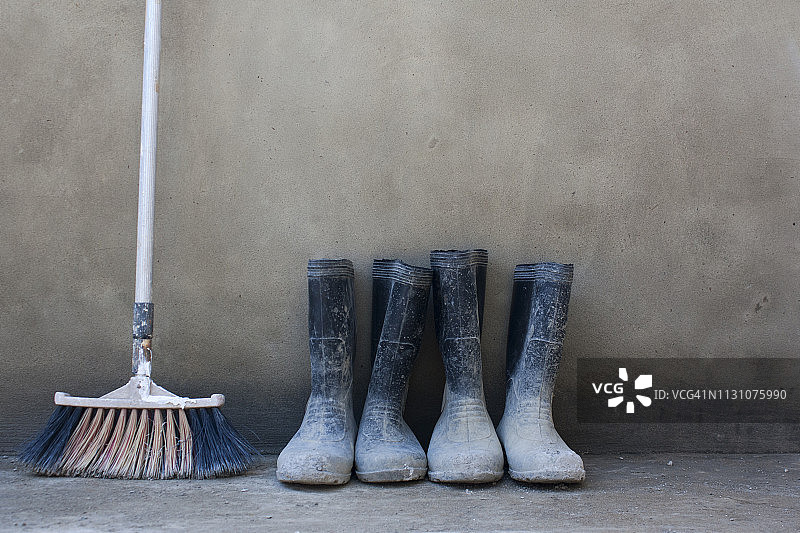扫帚和橡胶靴图片素材